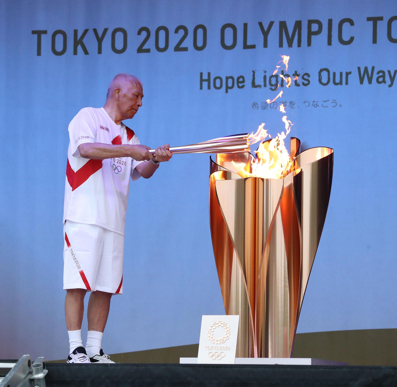 モントリオール五輪で金メダルを獲得した二宮和弘氏は聖火皿へトーチを近づけ点火（撮影・梅根麻紀）
