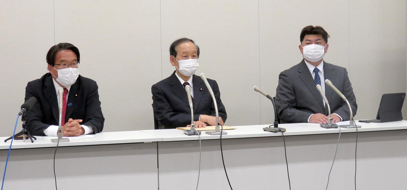 横浜市で逃亡したアミメニシキヘビに関する会見を行う、左から超党派爬虫類両生類を考える議員連盟の松原仁事務局長、山口俊一会長、日本爬虫類両生類協会の白輪剛史理事長（撮影・鎌田直秀）