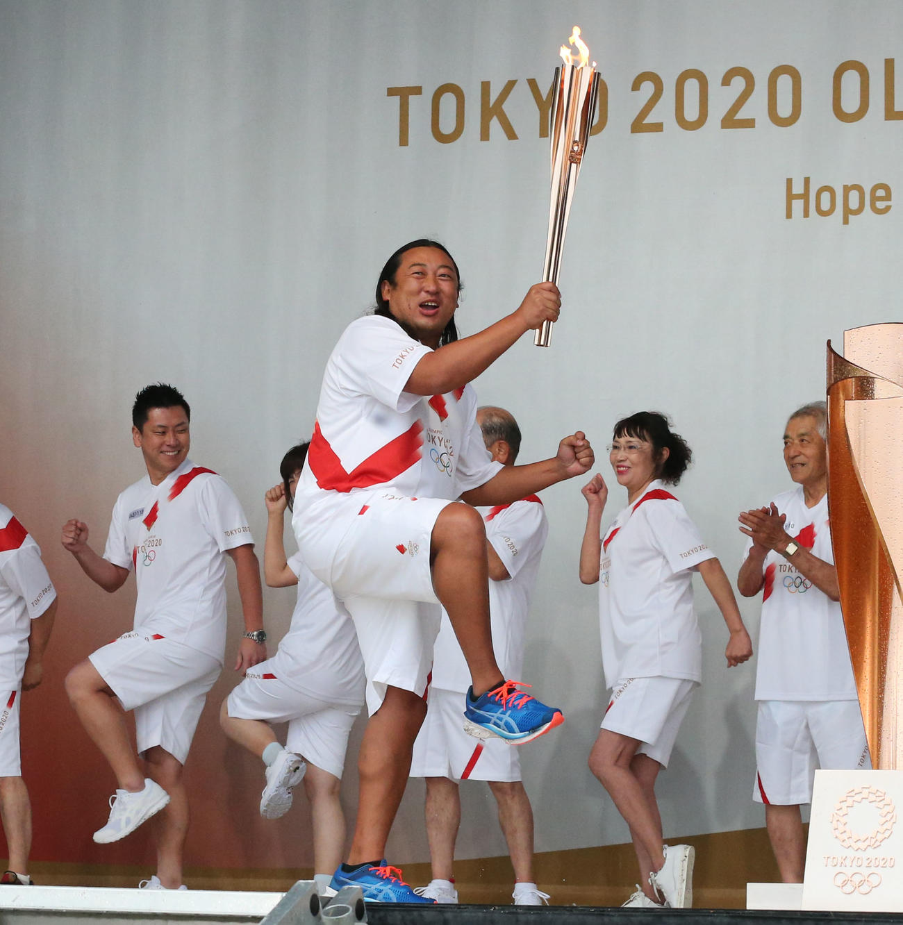 聖火ランナーとしてセレモニーイベントに登壇したロバート秋山竜次、満面の笑み（撮影・梅根麻紀）