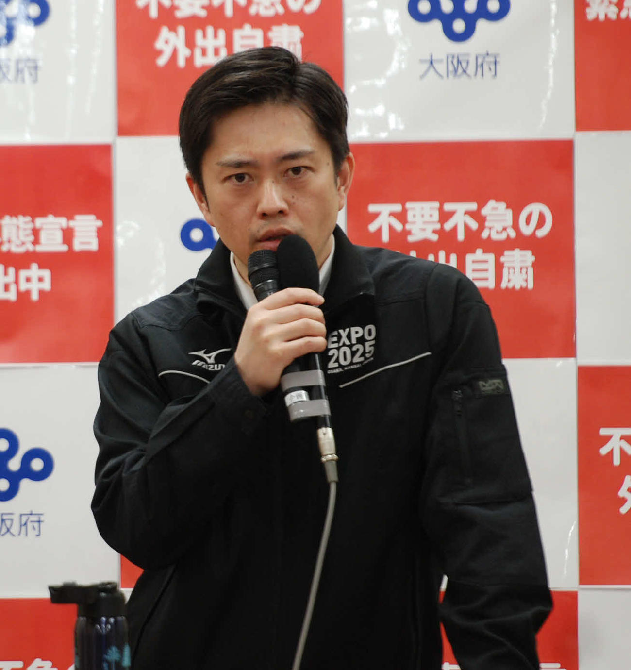府庁で取材に応じる吉村洋文知事（2021年5月11日）
