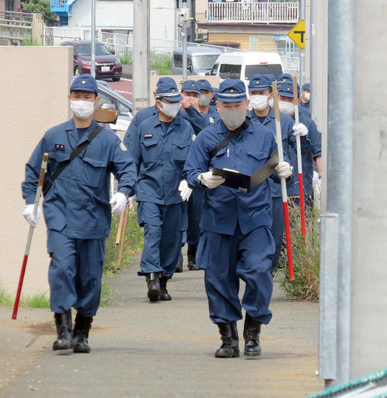 ニシキヘビ捜索に駆けつけ機動隊員（撮影・鎌田直秀）