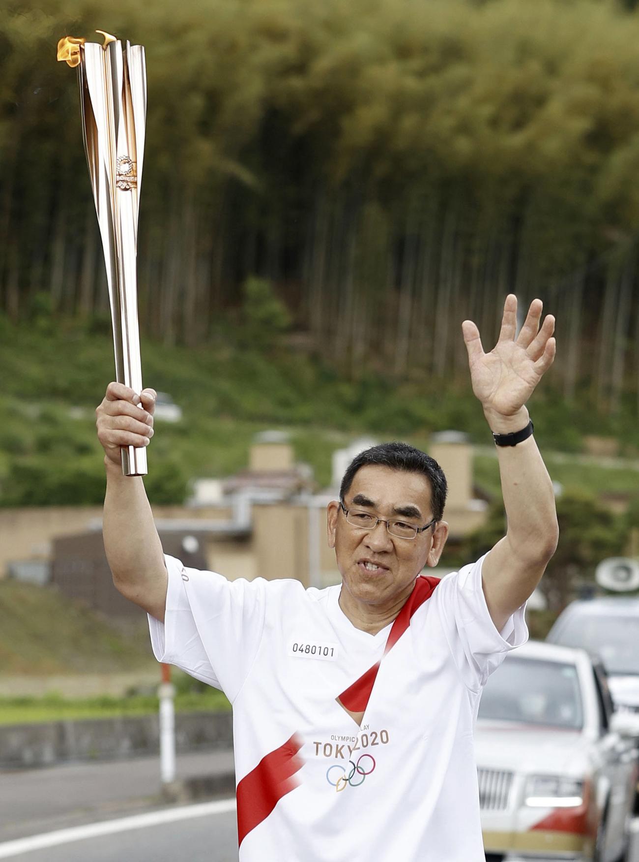 聖火ランナーを務めた三輪茂之さん（代表撮影）