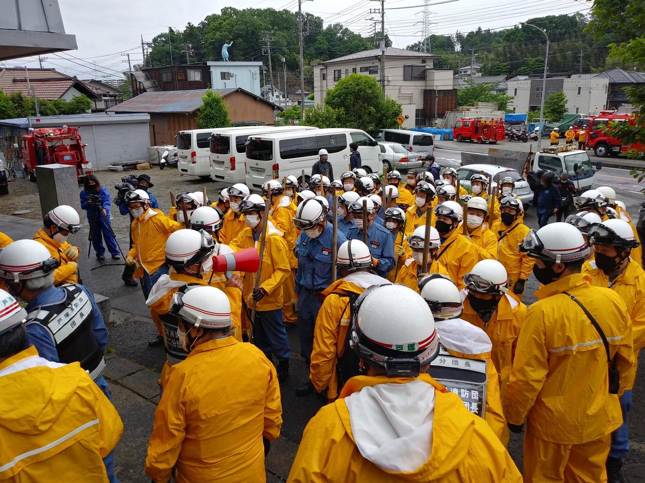 小雨降る中、98人が集結した（５月16日撮影）