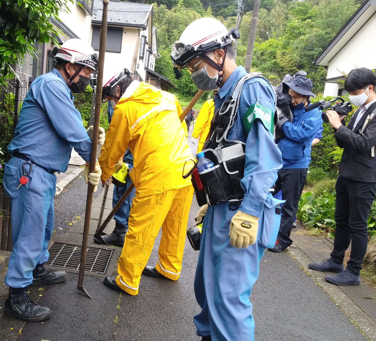 側溝の奥にもライトを当ててくまなく捜索した（５月16日撮影）