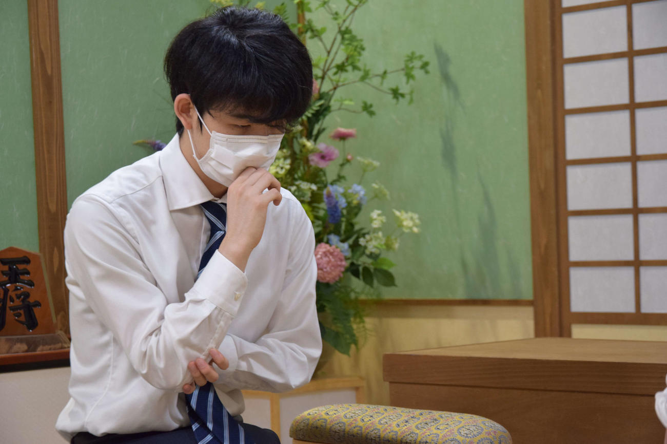 行方尚史九段を下して叡王戦本戦で初勝利を挙げた藤井聡太2冠（日本将棋連盟提供）