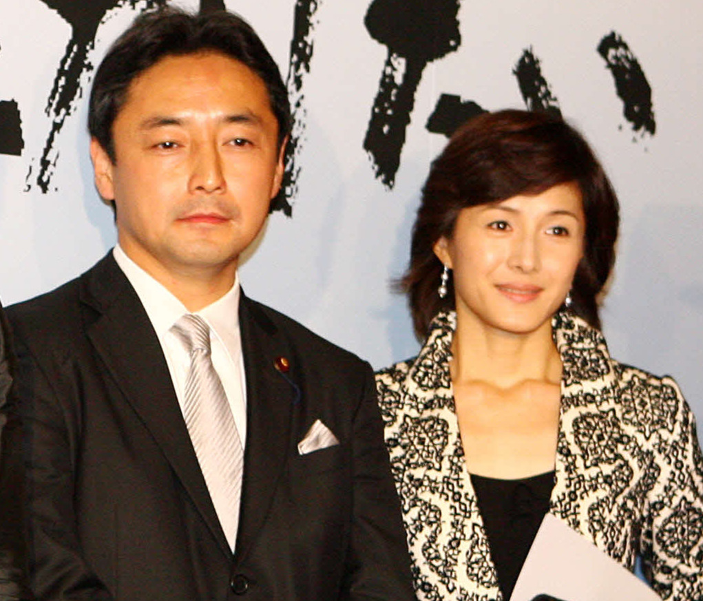後藤田正純氏（左）と夫人の水野真紀（08年11月撮影）