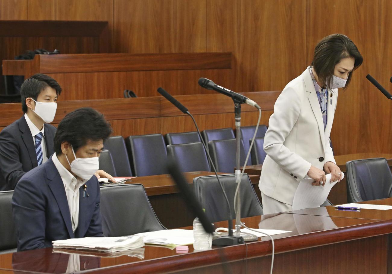参院厚労委で、13日の遅刻を謝罪する三原じゅん子厚労副大臣。左は田村厚労相（共同）