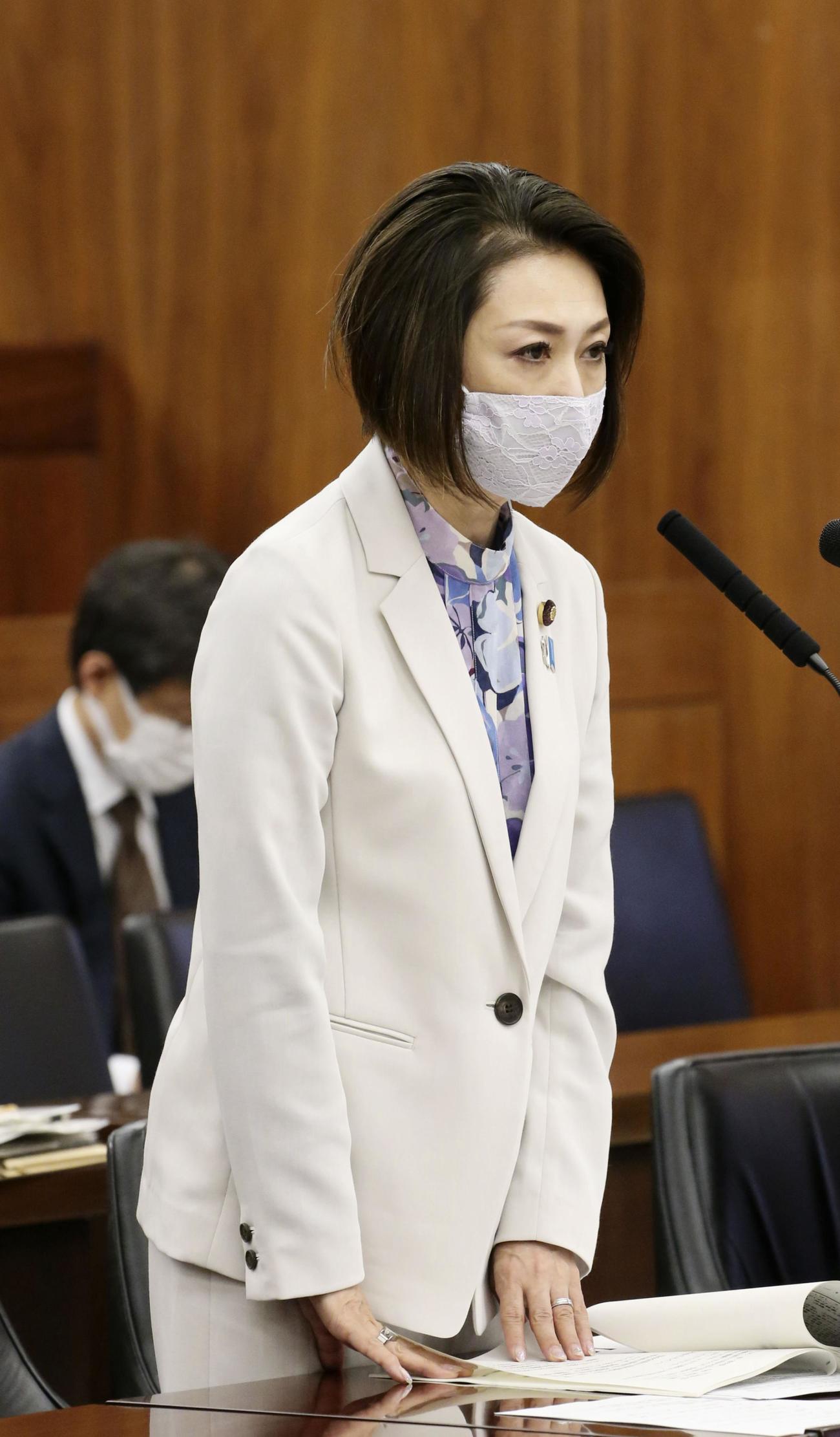 参院厚労委で答弁する三原じゅん子厚労副大臣（共同）