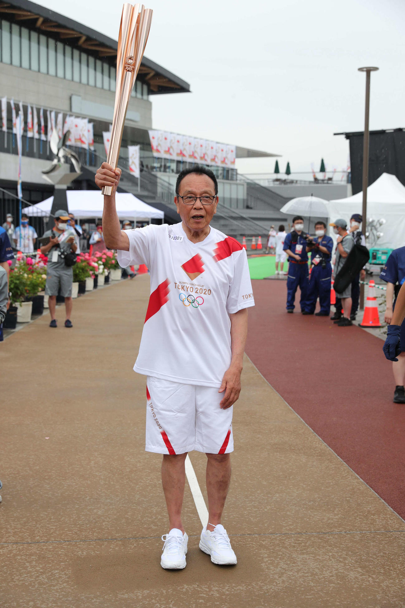 広島県2日目、点火セレモニーのみの開催となった。聖火ランナーを務めたプロ野球日本ハム、広島OBの大下剛史氏（代表撮影）