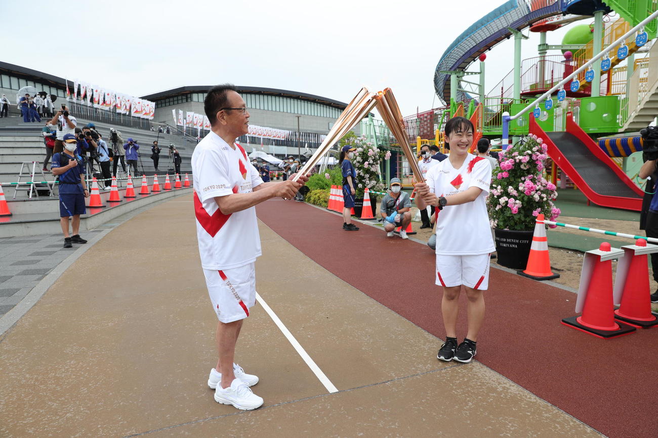 広島県2日目、点火セレモニーのみの開催となった。聖火ランナーを務めたプロ野球日本ハム、広島OBの大下剛史氏（左）と次走者の佐々木玲子さん（代表撮影）