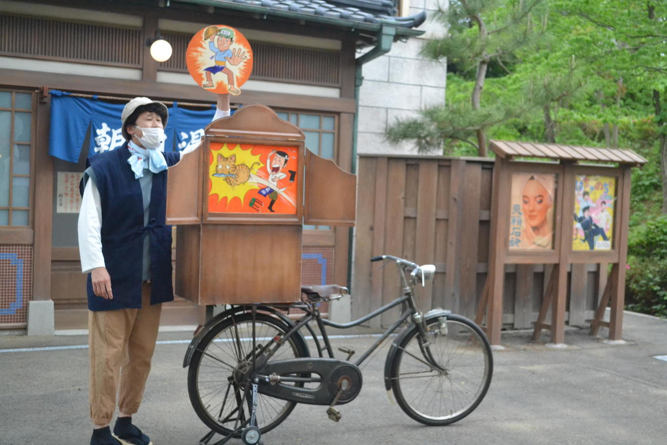 銭湯「朝日湯」前で始まった紙芝居
