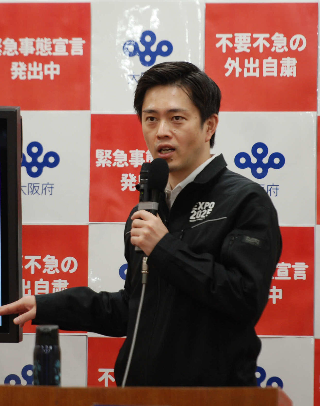 府庁で定例会見する吉村洋文知事（撮影・松浦隆司）
