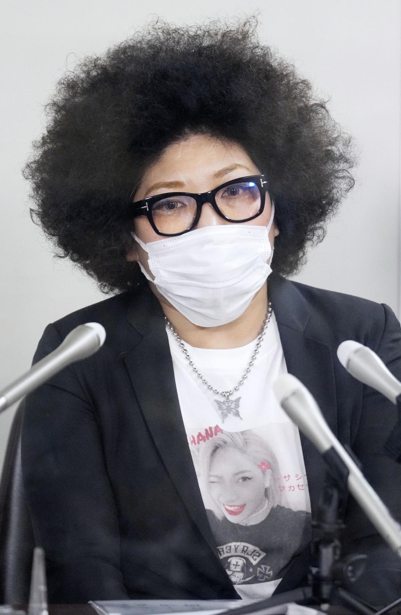 東京地裁の判決後、記者会見する木村花さんの母響子さん（共同）