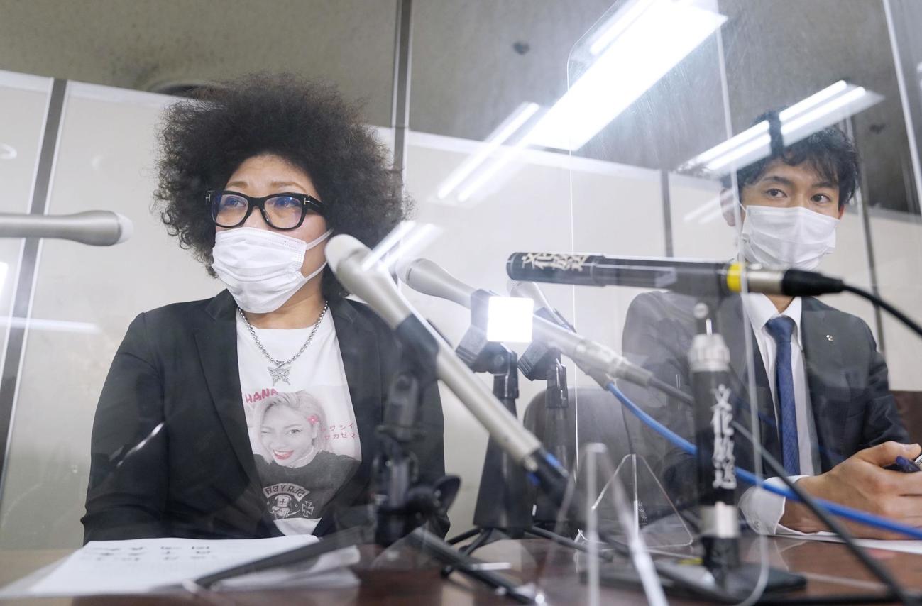 東京地裁の判決後、記者会見する木村花さんの母響子さん（左）（共同）