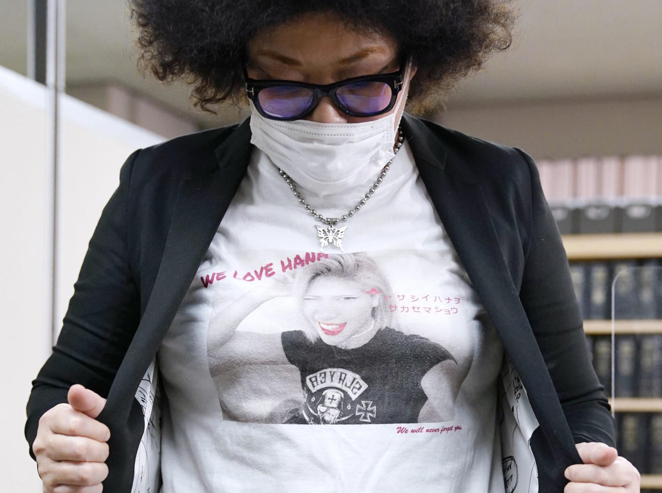 判決後の記者会見を終えた木村響子さん。娘の花さんのTシャツを着ていた（共同）