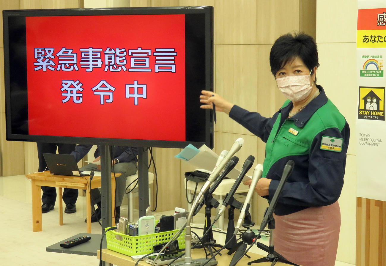 東京都新型コロナウイルス感染症モニタリング会議に取材対応する小池知事（撮影・鎌田直秀）