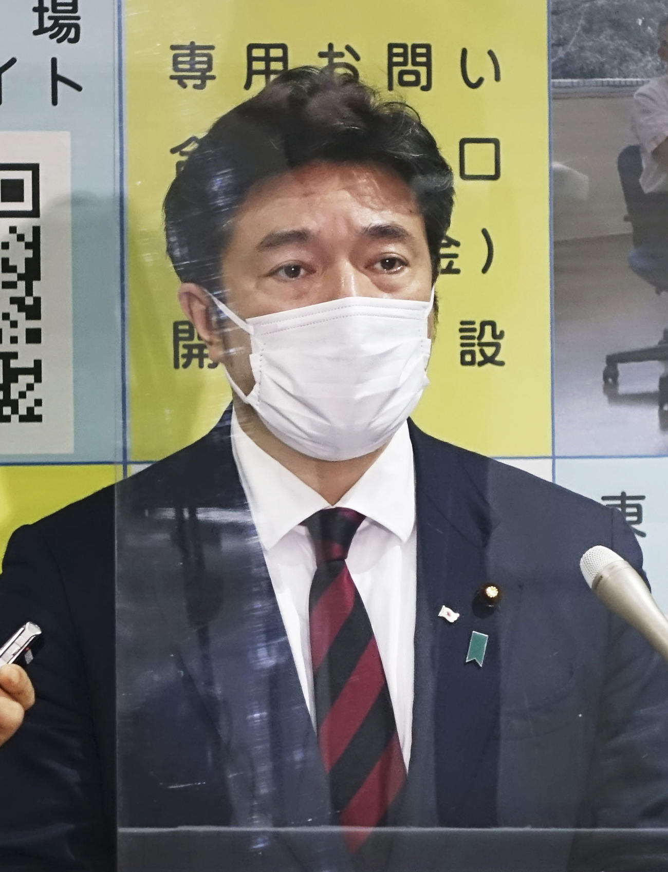 参院外交防衛委員会での遅刻について謝罪する中山泰秀防衛副大臣（共同）