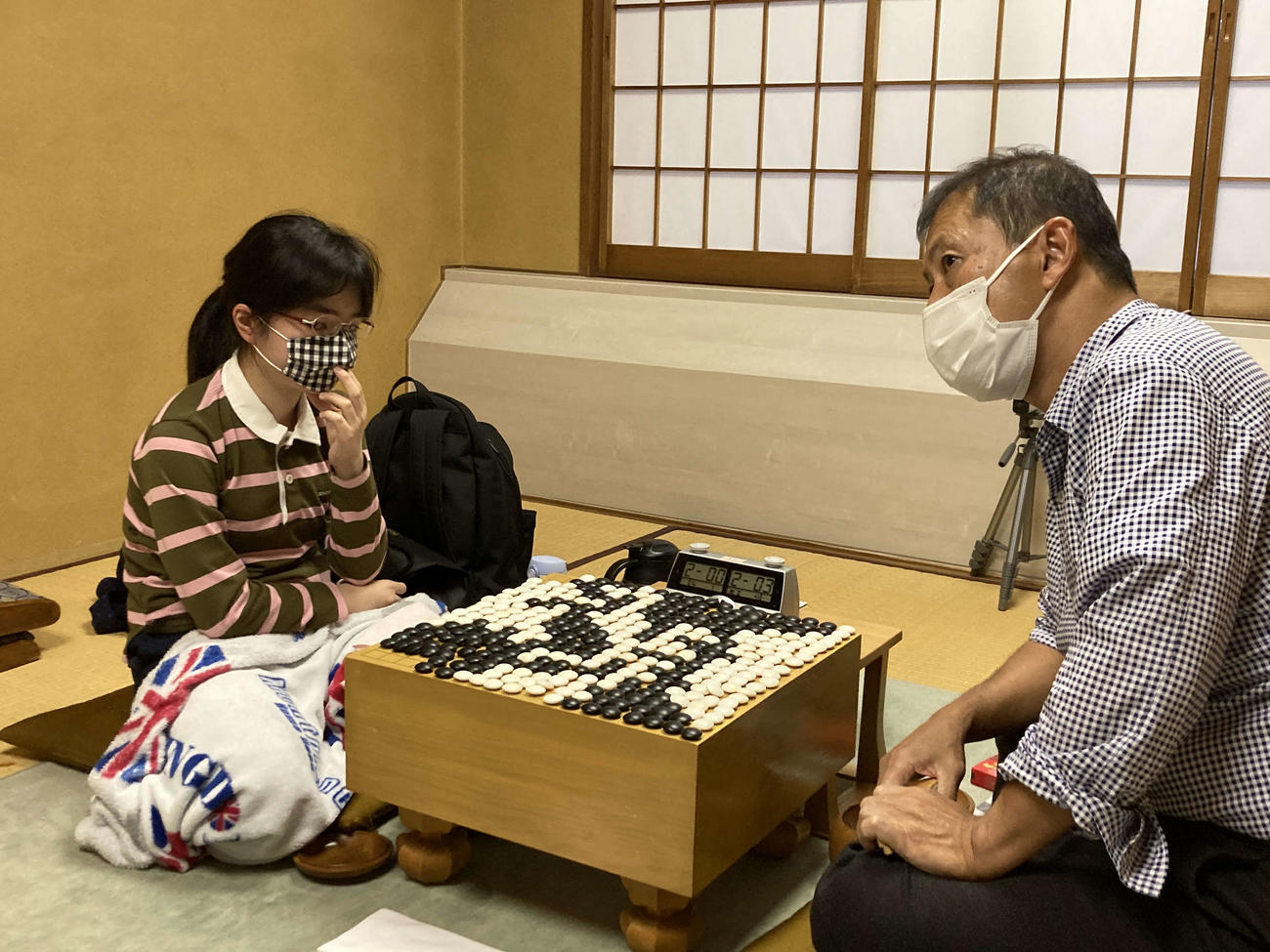 名人戦予選Cで小松英樹九段（右）に敗れ、公式戦の連勝が13でストップした仲邑菫二段（左、日本棋院提供）