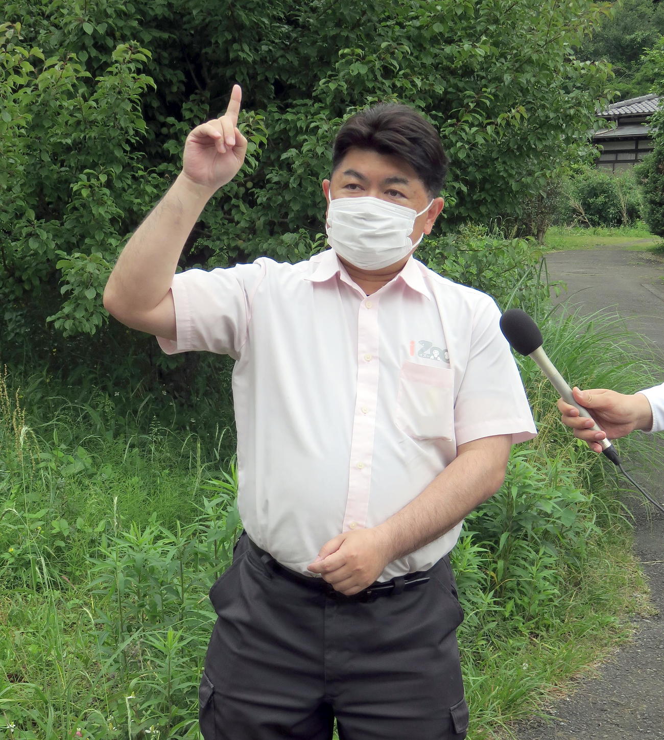 アミメニシキヘビ発見へ屋根裏捜索に臨む日本爬虫（はちゅう）類両生類協会の白輪剛史理事長（撮影・鎌田直秀）