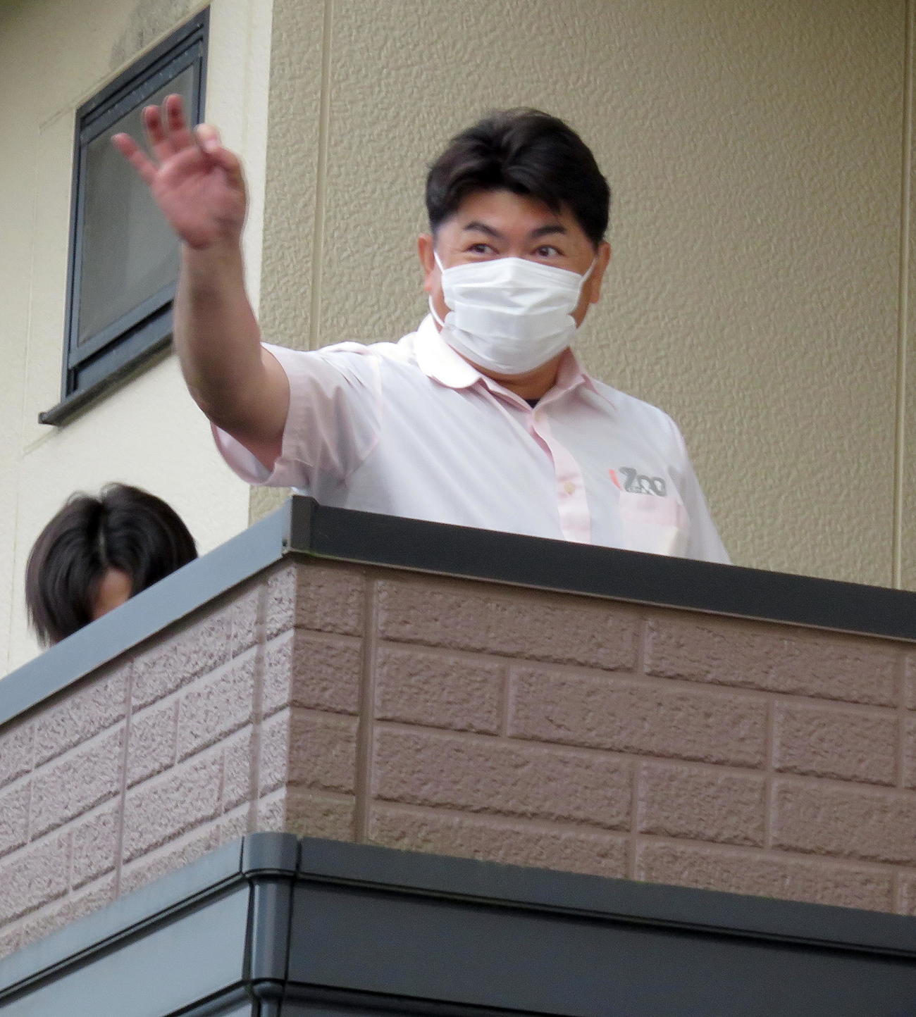 アミメニシキヘビを捕獲し、OKマークをつくって喜ぶ日本爬虫（はちゅう）類両生類協会の白輪剛史理事長（撮影・鎌田直秀）