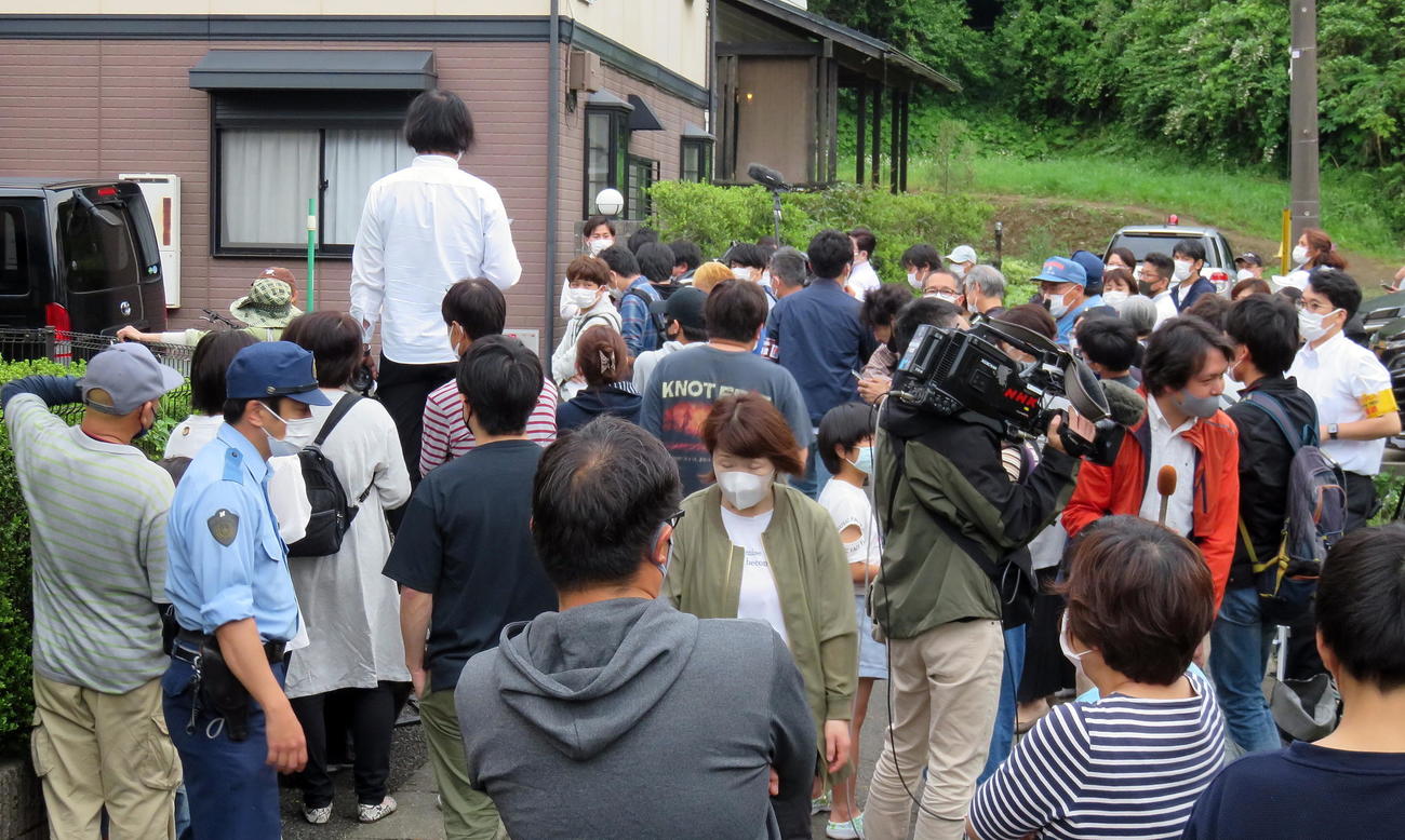 ヘビ発見に集まった多くの近隣住民や報道陣（撮影・鎌田直秀）