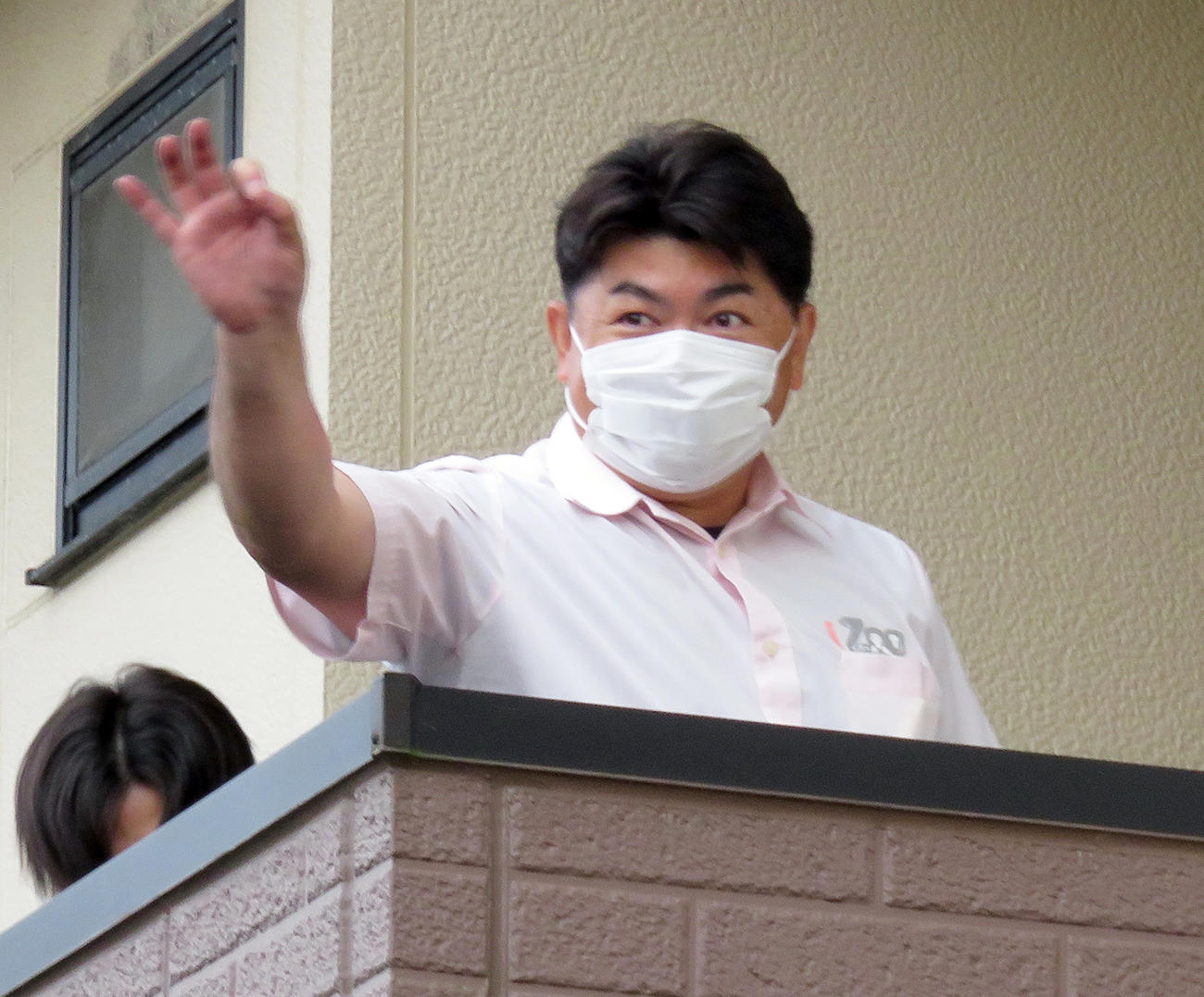 アミメニシキヘビを捕獲し、OKマークをつくって喜ぶ日本爬虫（はちゅう）類両生類協会の白輪剛史理事長（2021年05年22日撮影）