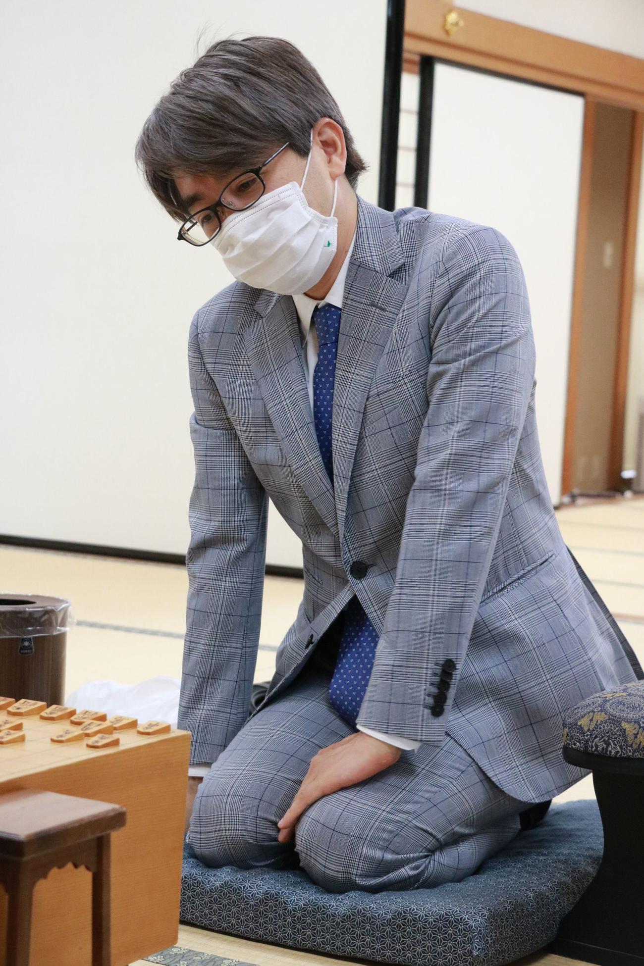 対局に臨んだ羽生善治九段（日本将棋連盟提供）