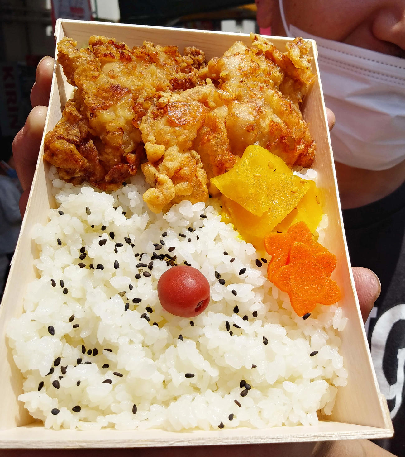 京急田浦駅　からあげ専門店「ジャンゴ」の「でかからあげ弁当」。大きなからあげが特徴（撮影・寺沢卓）