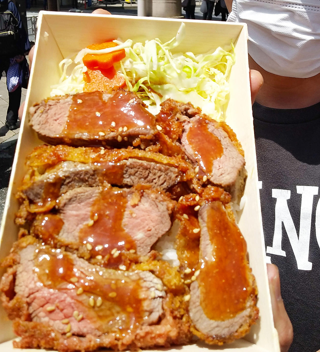 京急田浦駅　からあげ専門店「ジャンゴ」の「牛カツ弁当」牛カツと三浦半島のキャベツをコラボで（撮影・寺沢卓）