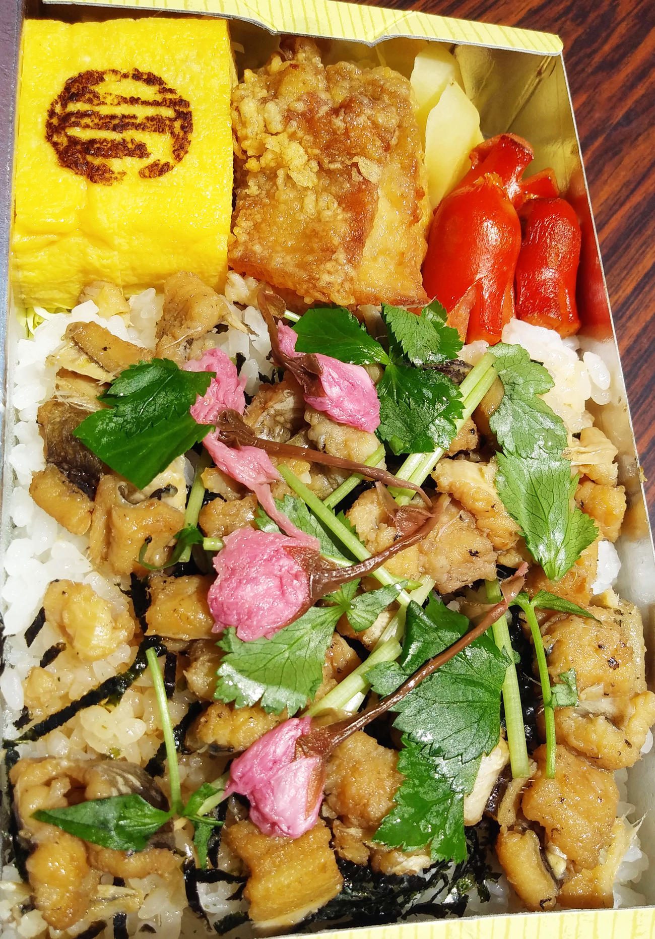 衣笠駅　居酒屋「桃の木」の「お花見煮穴子めし」地元豪族三浦氏家紋の玉子焼きと煮アナゴをご飯にたっぷり（撮影・寺沢卓）
