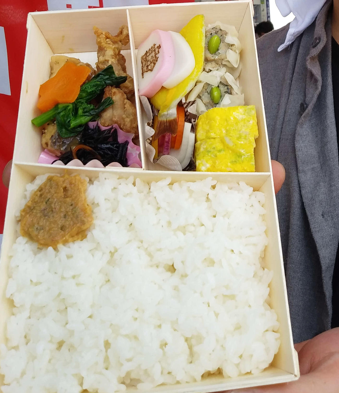 京急久里浜駅　居酒屋「若鳥だるま」の「鯵（あじ）づくし弁当」アジシューマイやアジみそも特徴（撮影・寺沢卓）