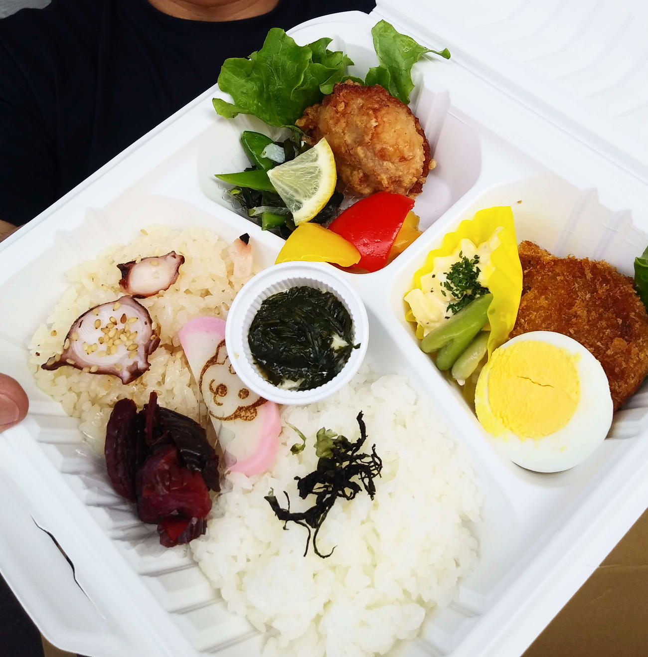 横須賀中央駅　ラーメン店「猿麺」の「猿島弁当」地元産海藻アカモクにチーズを混ぜた新感覚（撮影・寺沢卓）