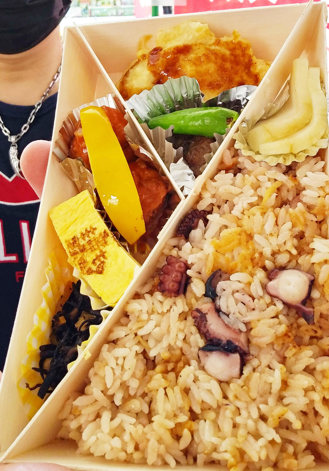 京急久里浜駅　居酒屋「一升屋」の「蛸（たこ）めし弁当」（撮影・寺沢卓）