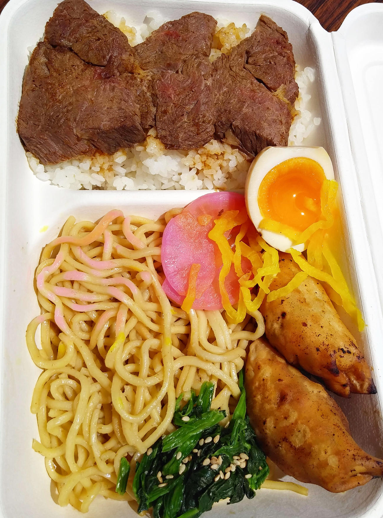 衣笠駅　ラーメン店「たけめん」の「MAX弁当」汁なし麺と馬肉チャーシューめし（撮影・寺沢卓）