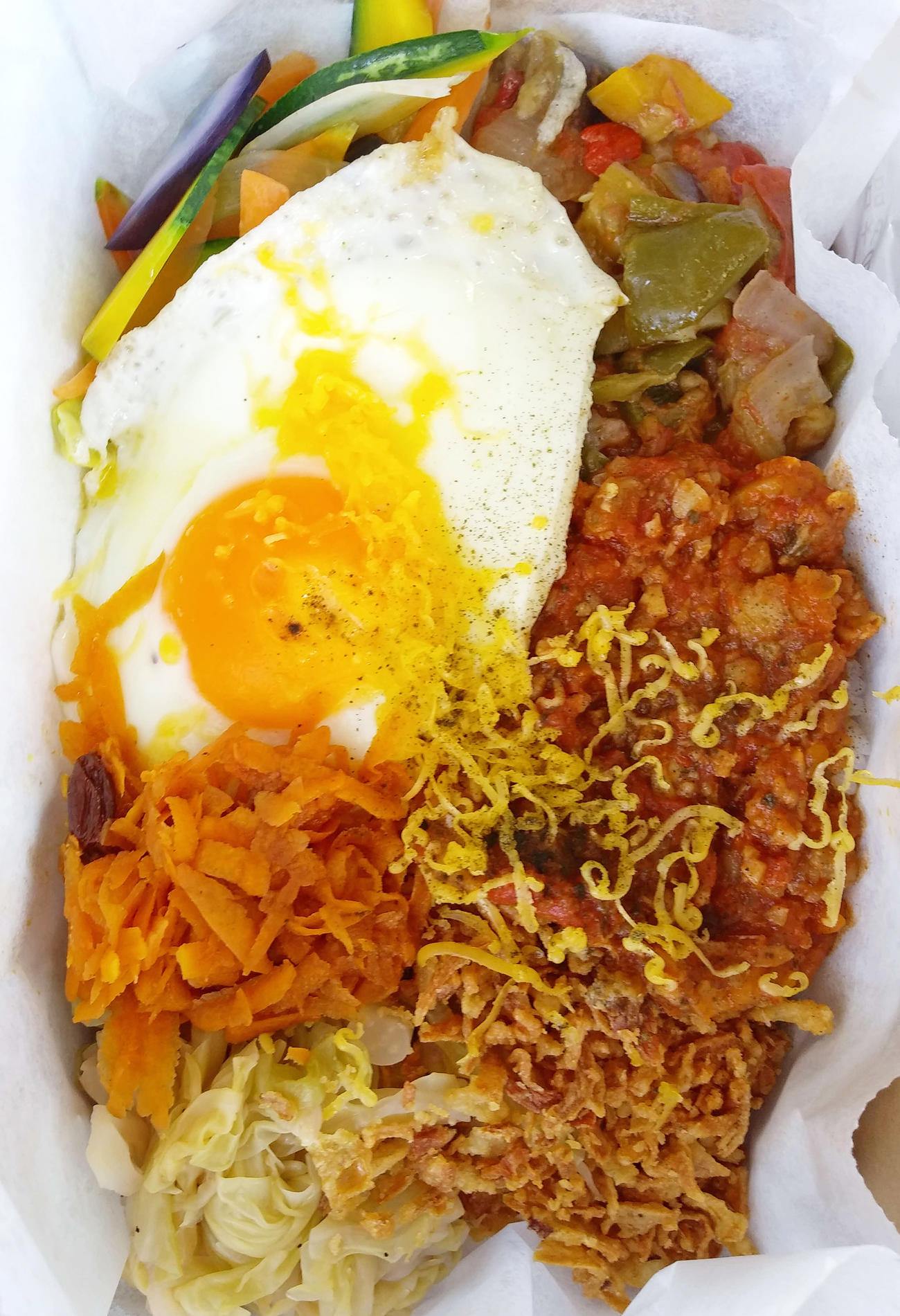 汐入駅　ビストロ「カギロイ」の「タコライス」マダコの入ったタコライス＆横須賀産野菜のラタトゥイユ（撮影・寺沢卓）