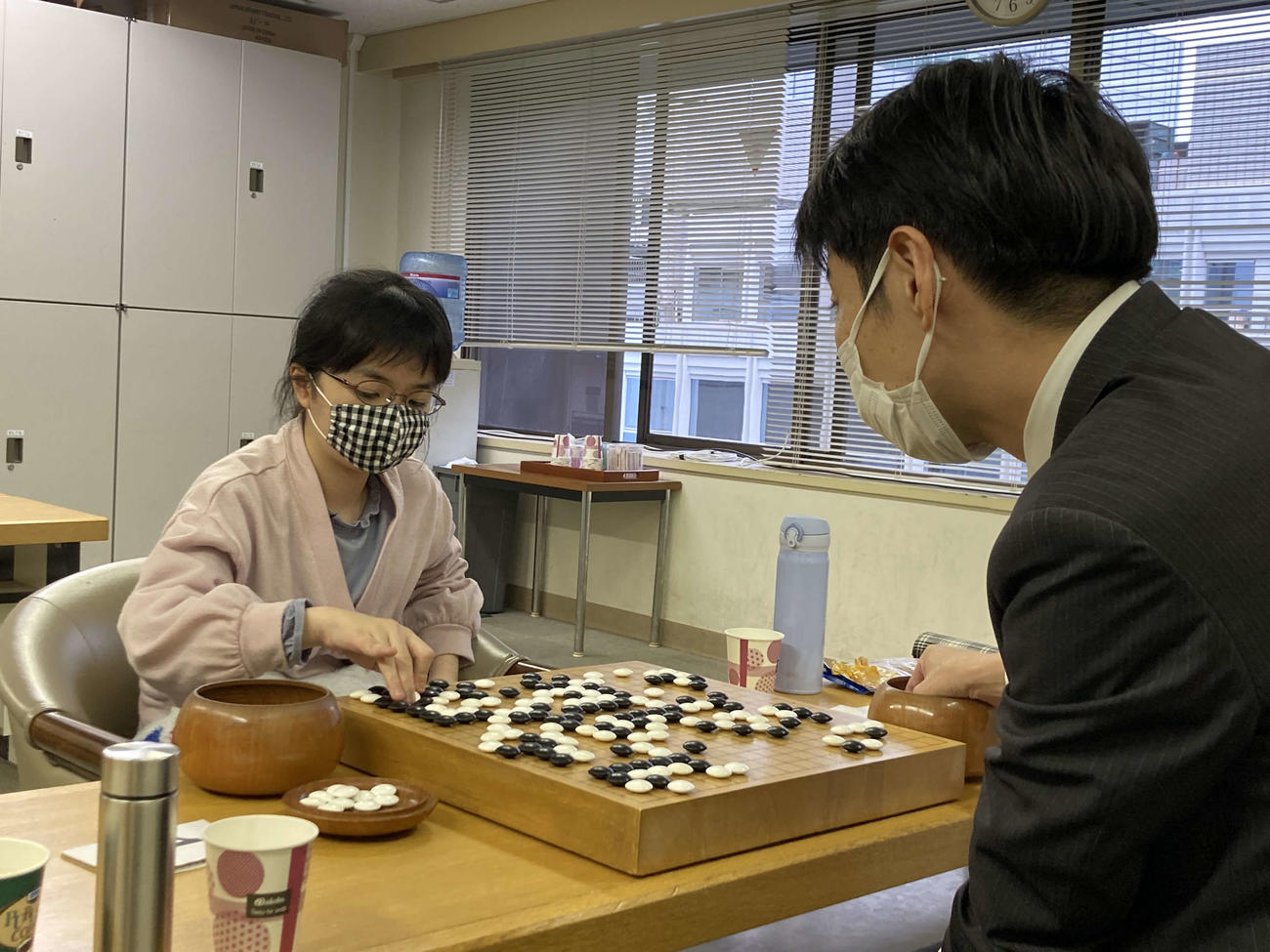初めて参加した棋聖戦Cリーグ1回戦で溝上知親九段（右）に敗れた仲邑菫二段（日本棋院提供）