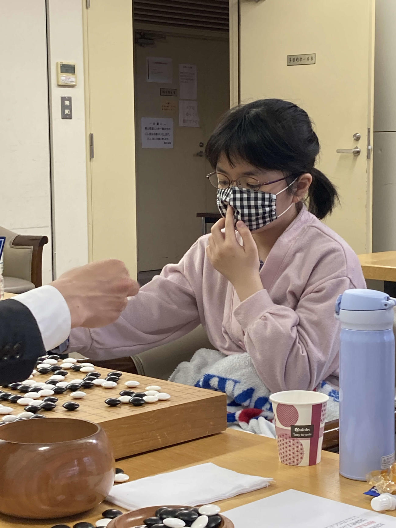 初めて参加した棋聖戦Cリーグ1回戦で溝上知親九段に敗れた仲邑菫二段（日本棋院提供）