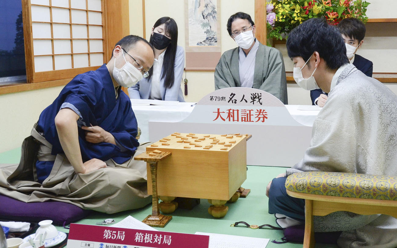 名人戦7番勝負の第5局で斎藤慎太郎八段（右）を破り、初防衛を果たした渡辺明名人（日本将棋連盟提供）