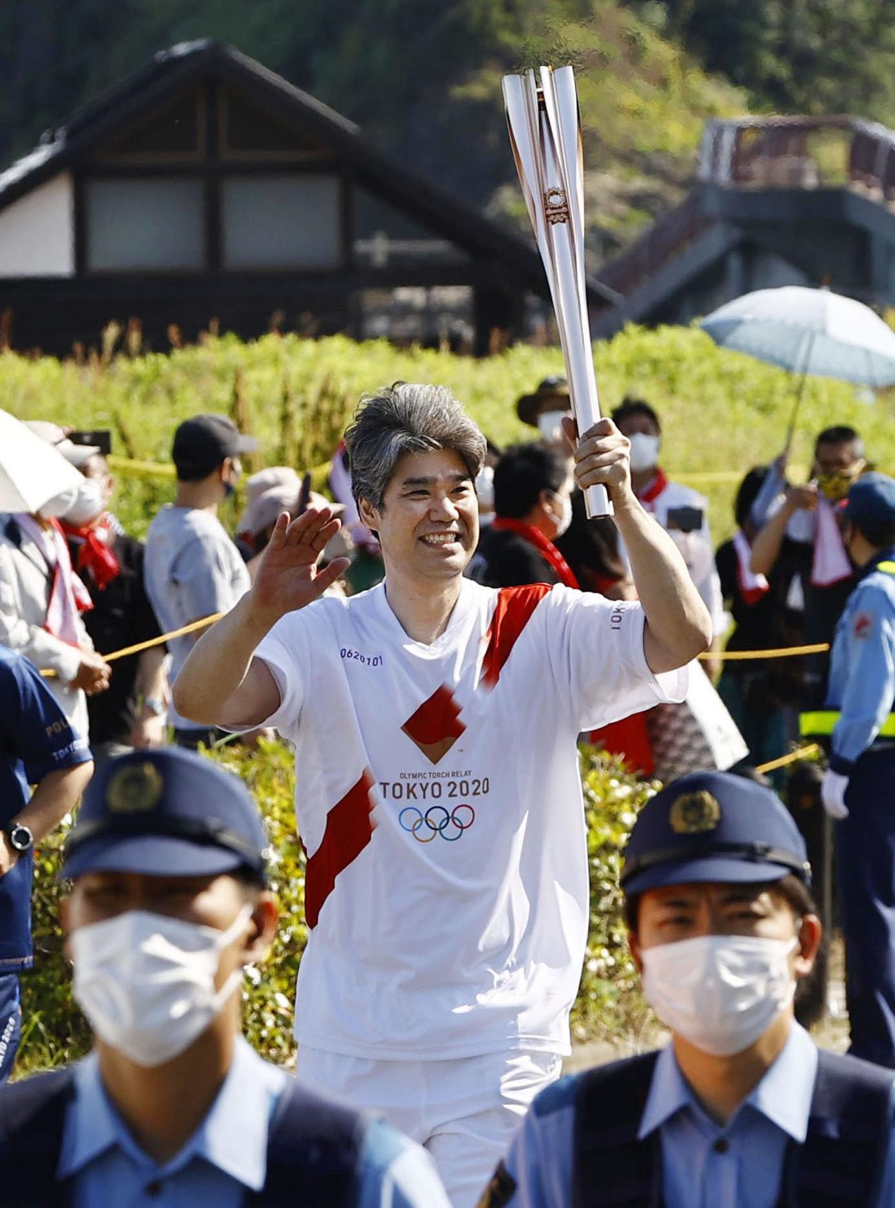 福井県高浜町で聖火ランナーを務めるバレーボール元日本代表の荻野正二さん（共同）