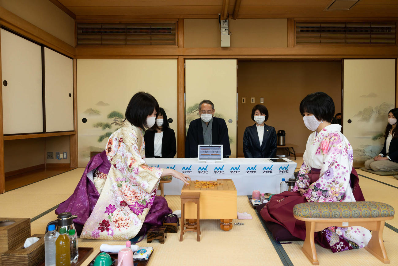 第14期マイナビ女子オープン5番勝負第5局に臨む西山朋佳女王（左）と挑戦者の伊藤沙恵女流三段（日本将棋連盟提供）