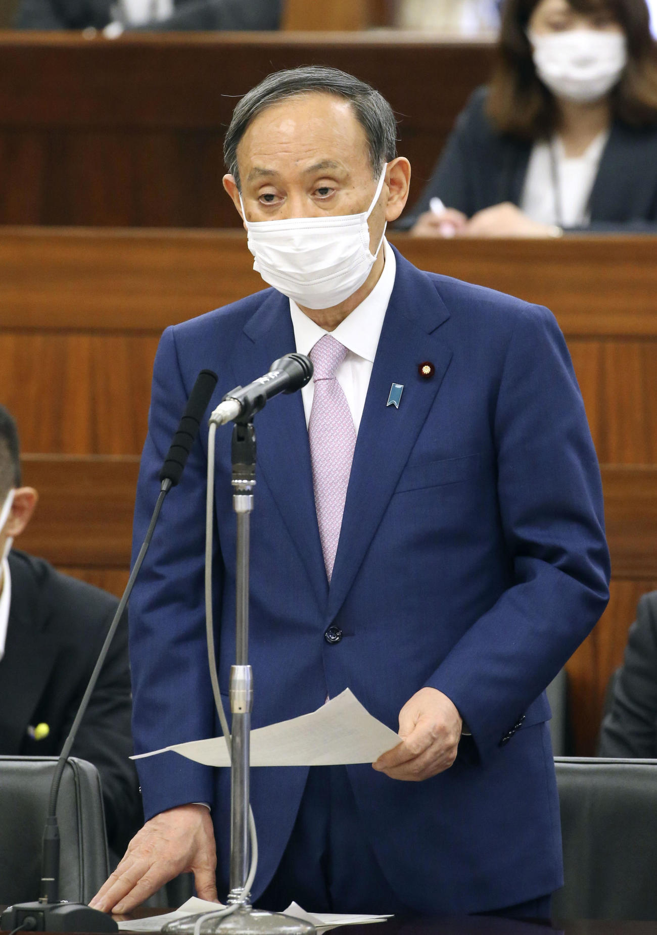 参院厚労委で答弁する菅首相