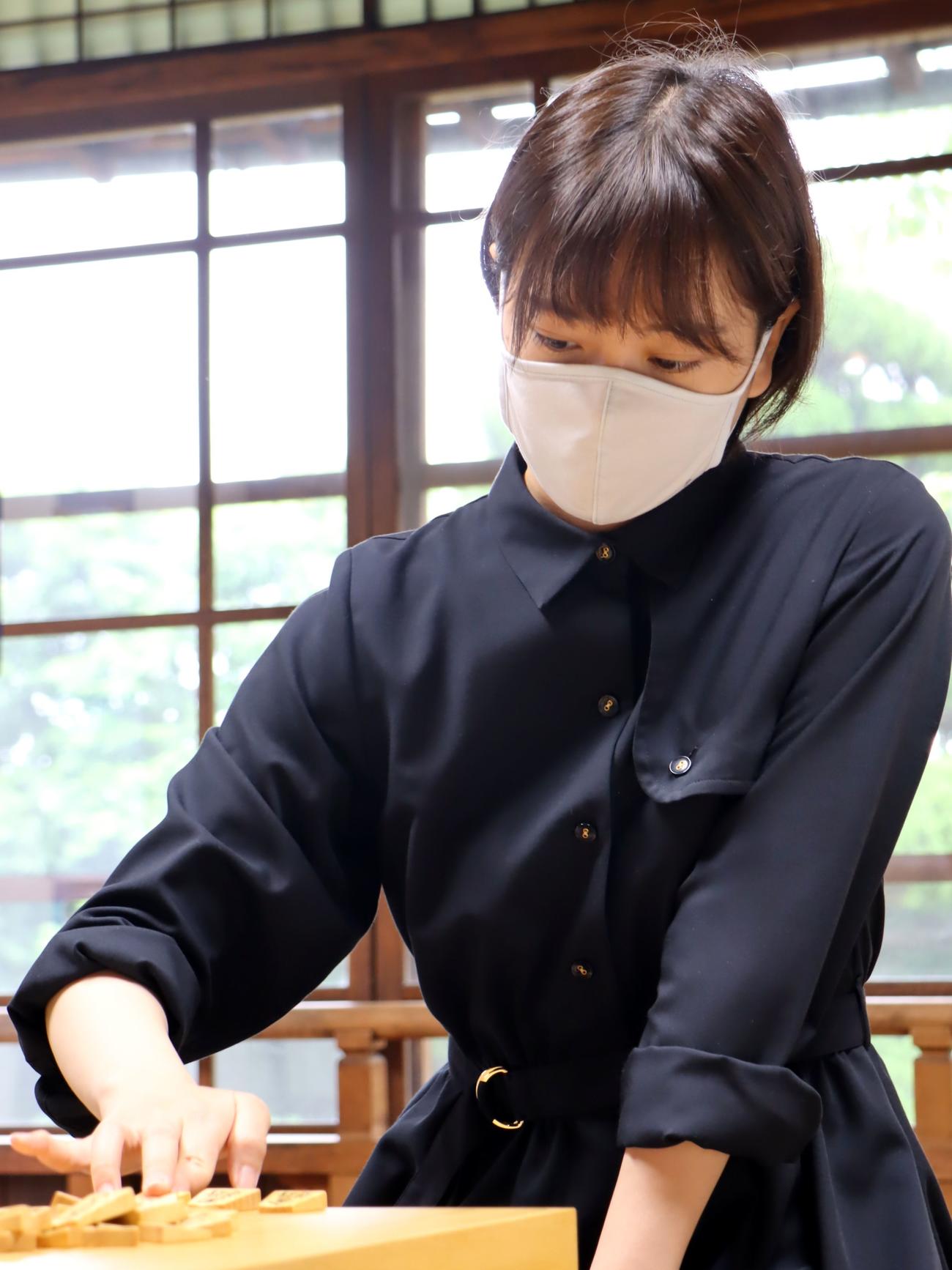 第32期女流王位戦5番勝負第3局に臨んだ山根ことみ女流二段（日本将棋連盟提供）