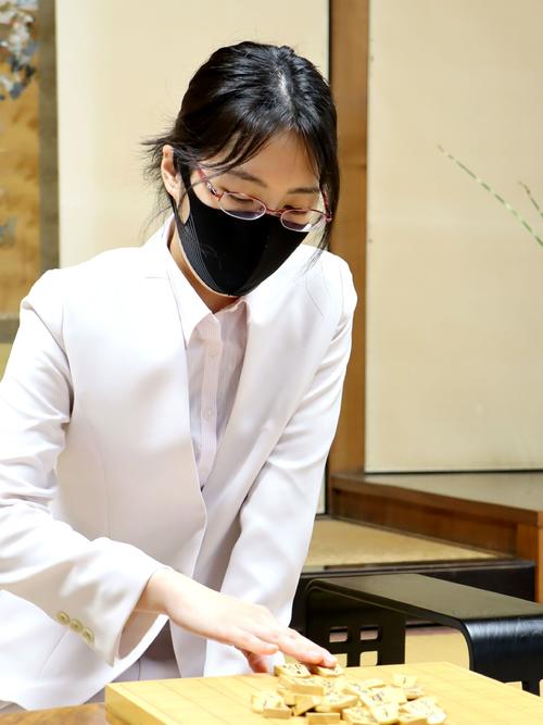 里見香奈女流王位 山根ことみ女流二段 女流王位戦第３局 始まる 社会写真ニュース 日刊スポーツ