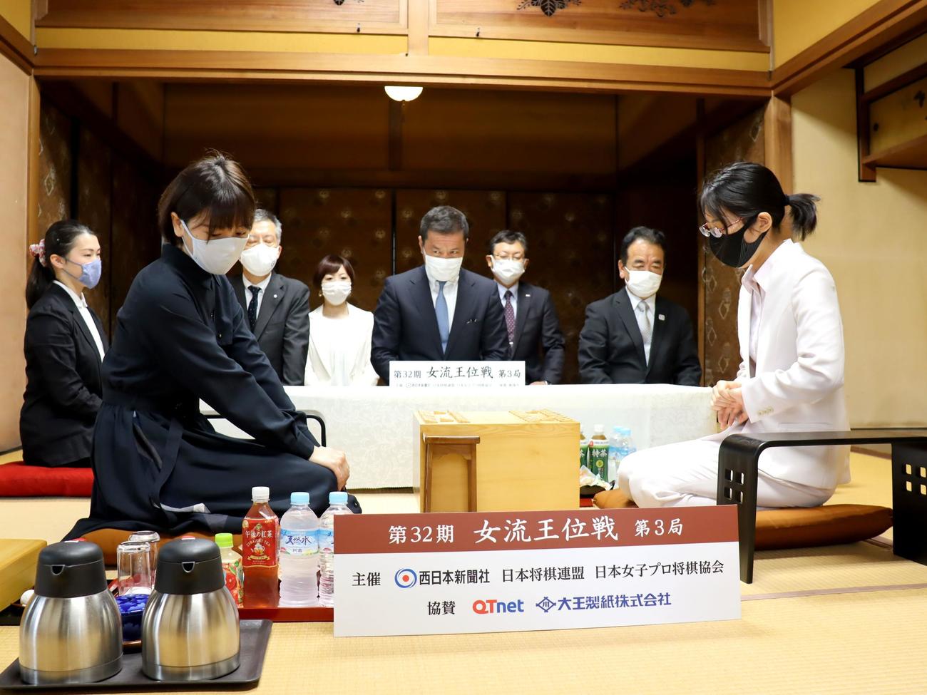 第32期女流王位戦5番勝負第3局に臨んだ里見香奈女流王位（右）、山根ことみ女流二段（日本将棋連盟提供）