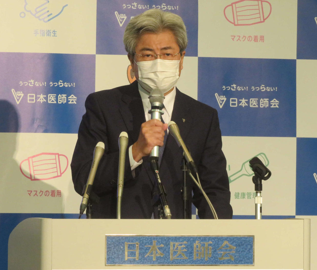 会見する日本医師会の中川会長（撮影・大上悟）