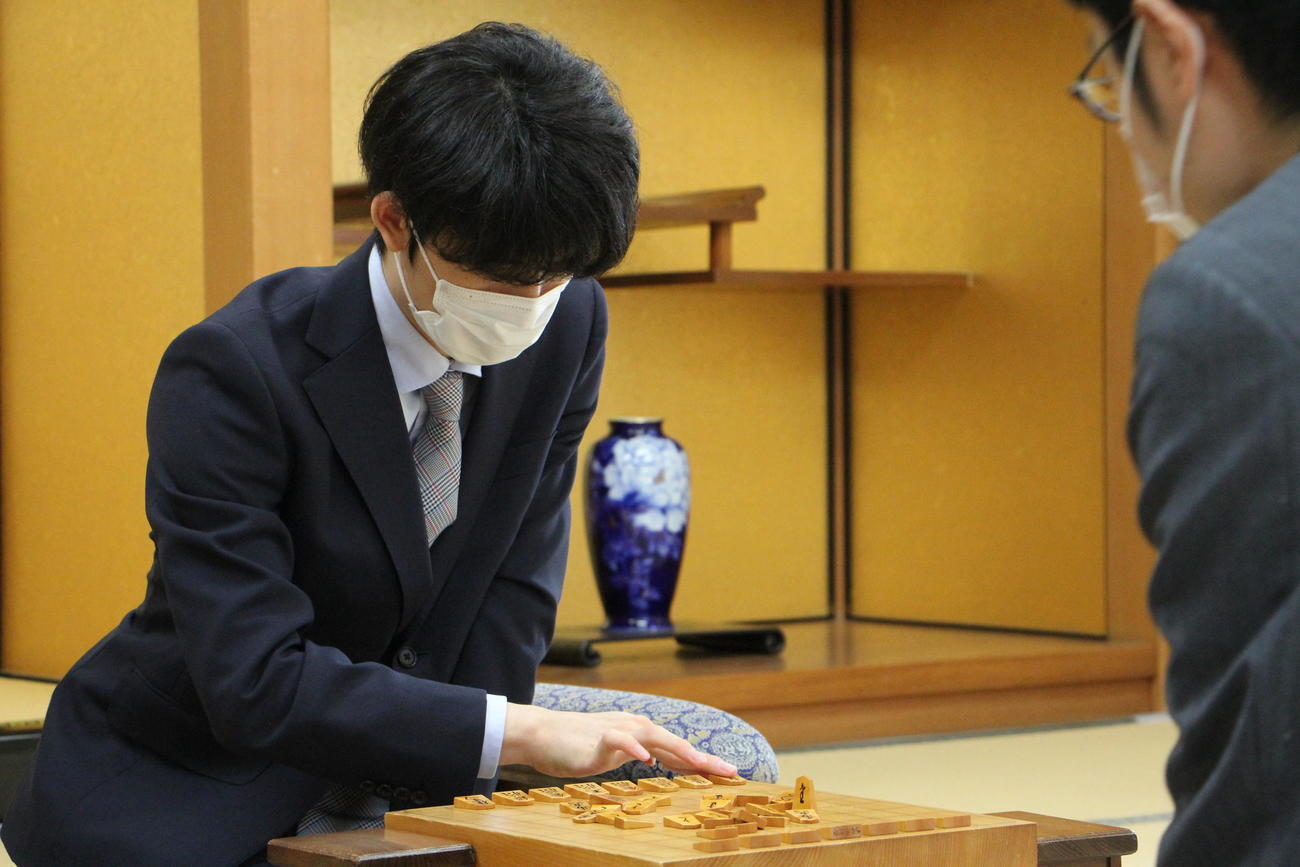 第80期順位戦B級1組2回戦に臨んだ藤井聡太2冠（日本将棋連盟提供）