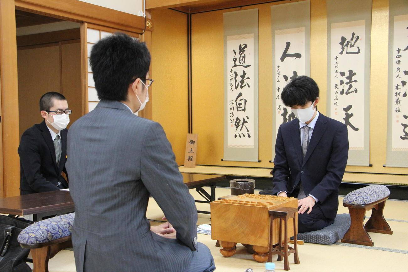 第80期順位戦B級1組2回戦に臨んだ藤井聡太2冠、手前は稲葉陽八段（日本将棋連盟提供）