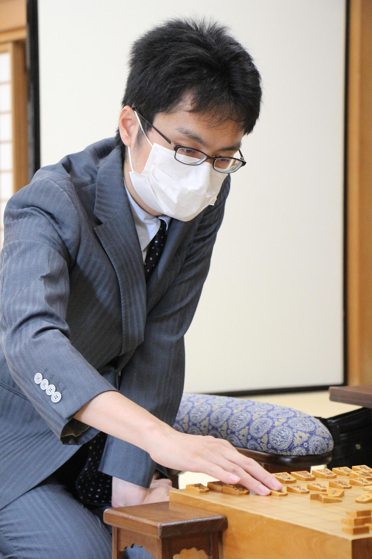 第80期順位戦B級1組2回戦に臨んだ稲葉陽八段（日本将棋連盟提供）