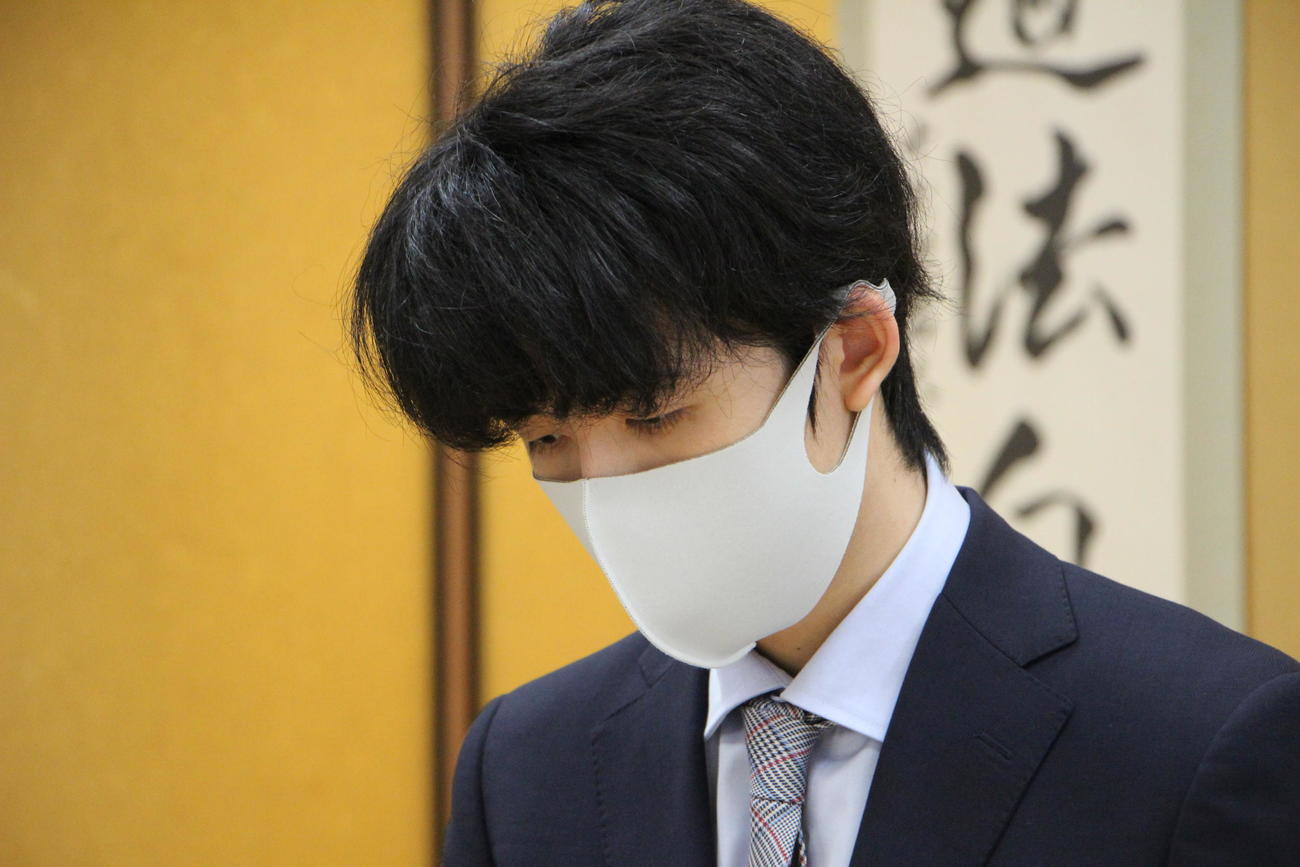 第80期順位戦B級1組2回戦に臨んだ藤井聡太2冠（日本将棋連盟提供）