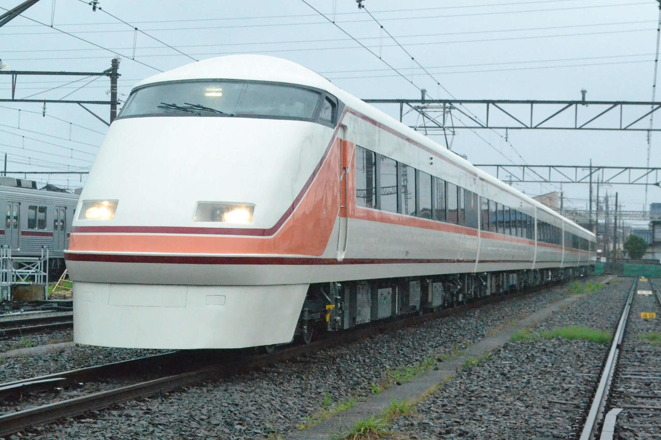 デビュー当時の塗装で5日から復活運転される東武鉄道の特急「スペーシア」